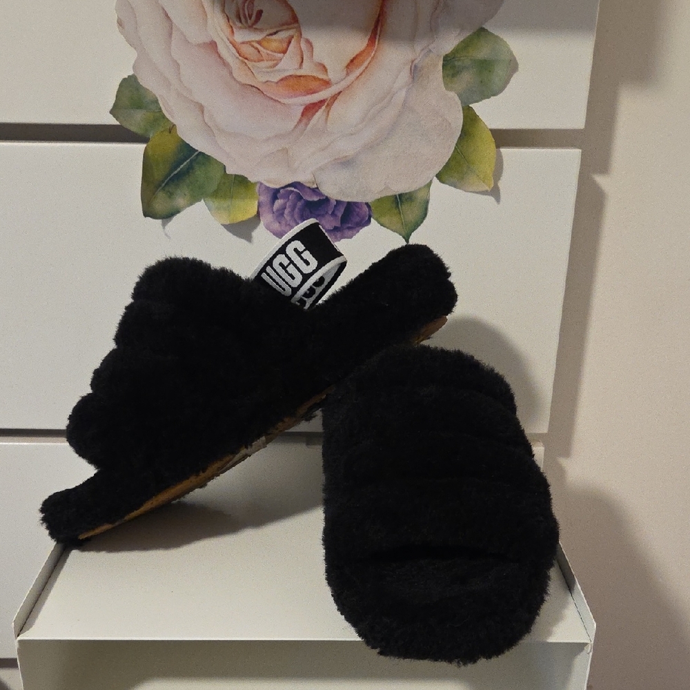 UGG Women’s Black Fluff Slide with Branded Heel Tab